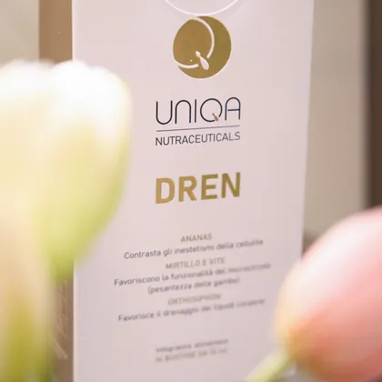 Confezione di un integratore in esposizione con fiori freschi