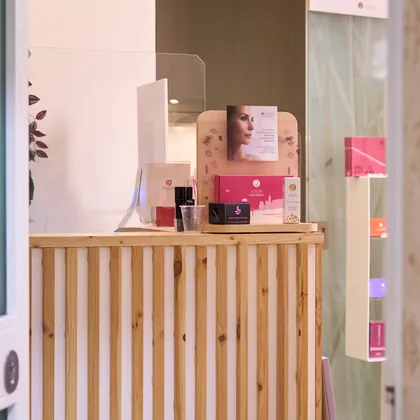 Espositore dei cosmetici per il viso in reception