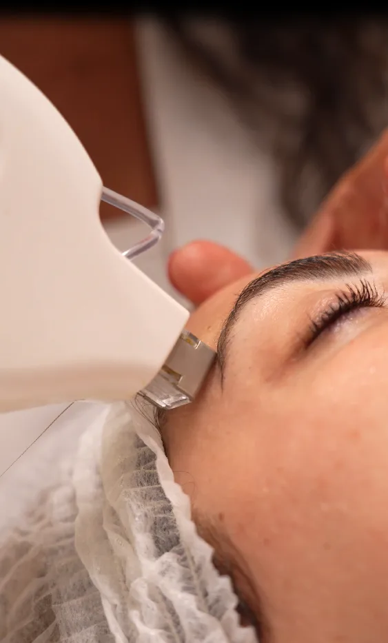 Applicazione del trattamento viso TED Cosmetics